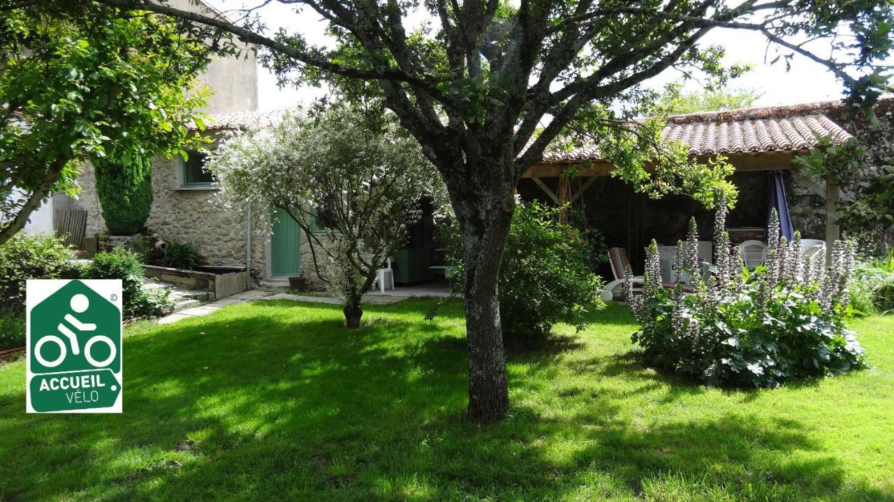 Bed and Breakfast Logis Des Douves Tiffauges Экстерьер фото
