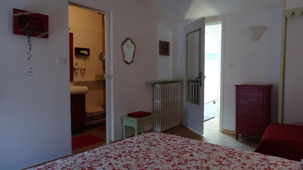 Bed and Breakfast Logis Des Douves Tiffauges Экстерьер фото