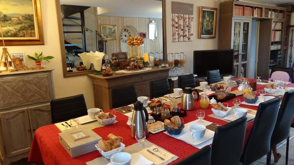 Bed and Breakfast Logis Des Douves Tiffauges Экстерьер фото