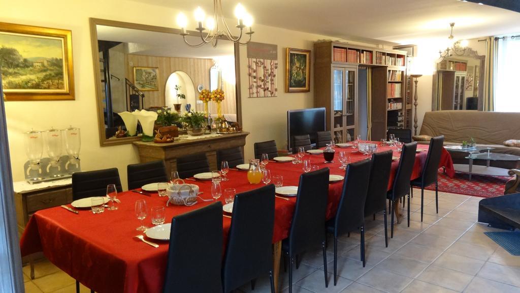 Bed and Breakfast Logis Des Douves Tiffauges Экстерьер фото