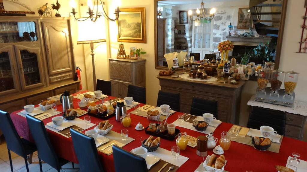 Bed and Breakfast Logis Des Douves Tiffauges Экстерьер фото