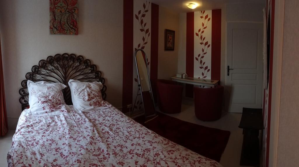 Bed and Breakfast Logis Des Douves Tiffauges Экстерьер фото