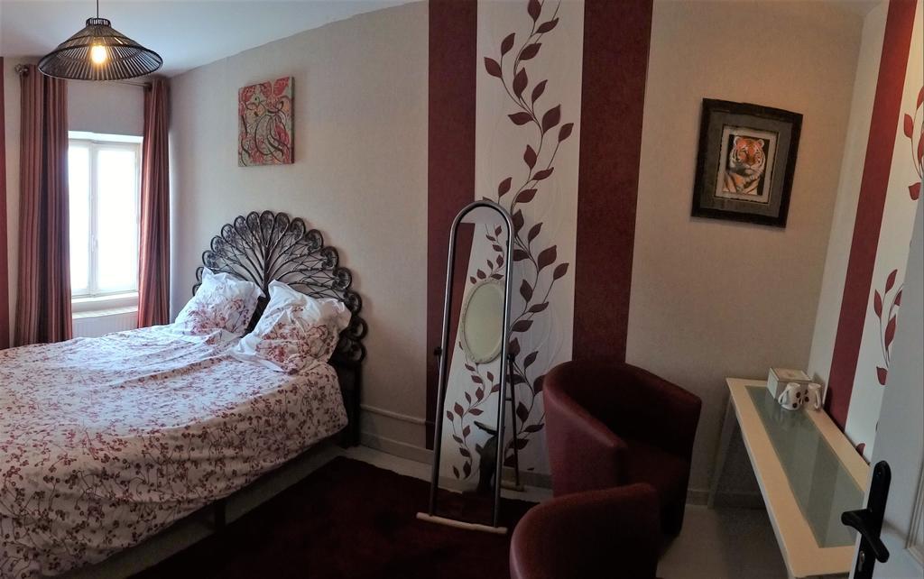 Bed and Breakfast Logis Des Douves Tiffauges Экстерьер фото